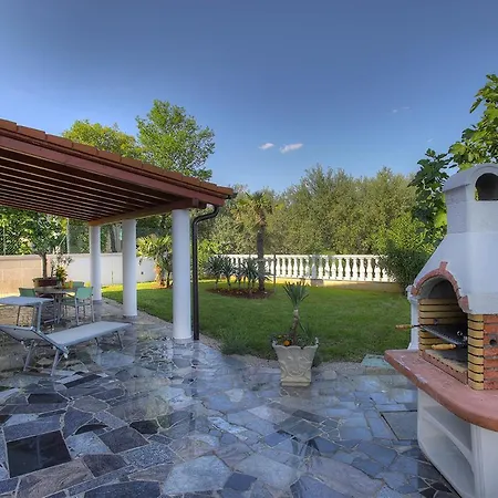 Buric Fw 1 Mit Garten & Gedeckte Terrasse Čižići